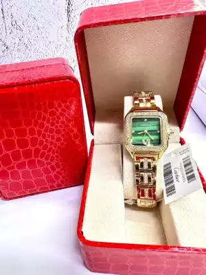 Женские маленькие часы в римском стиле Cartier цвет золотистый  и с светло-зеленым  циферблатом